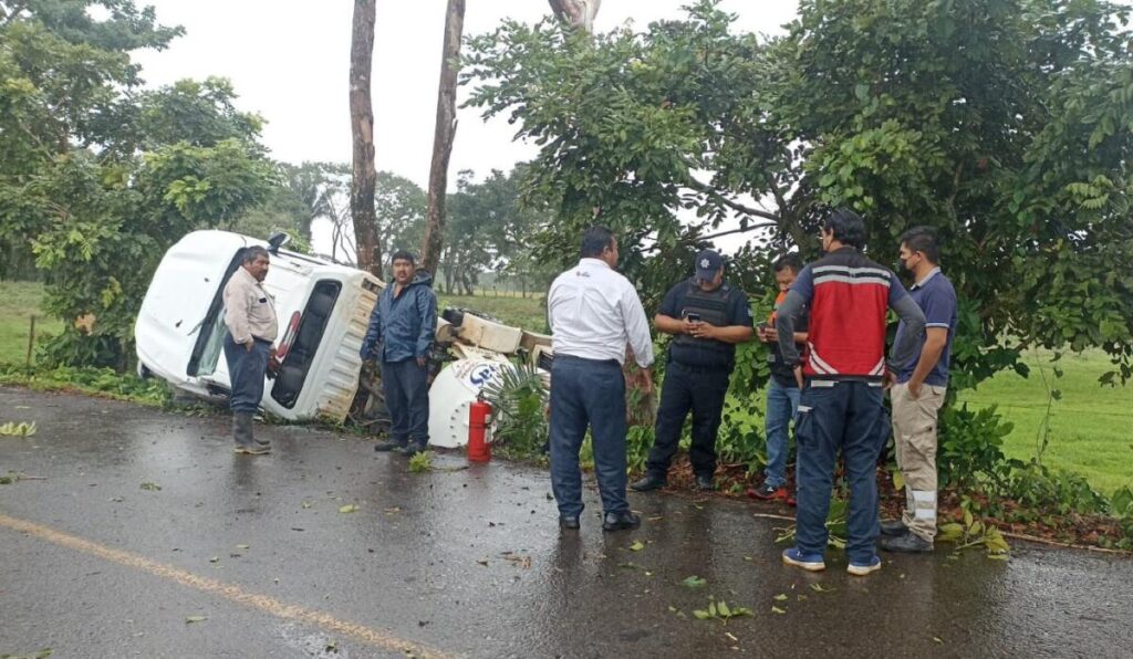 Vuelca pipa de empresa gasera en carretera de Las Choapas