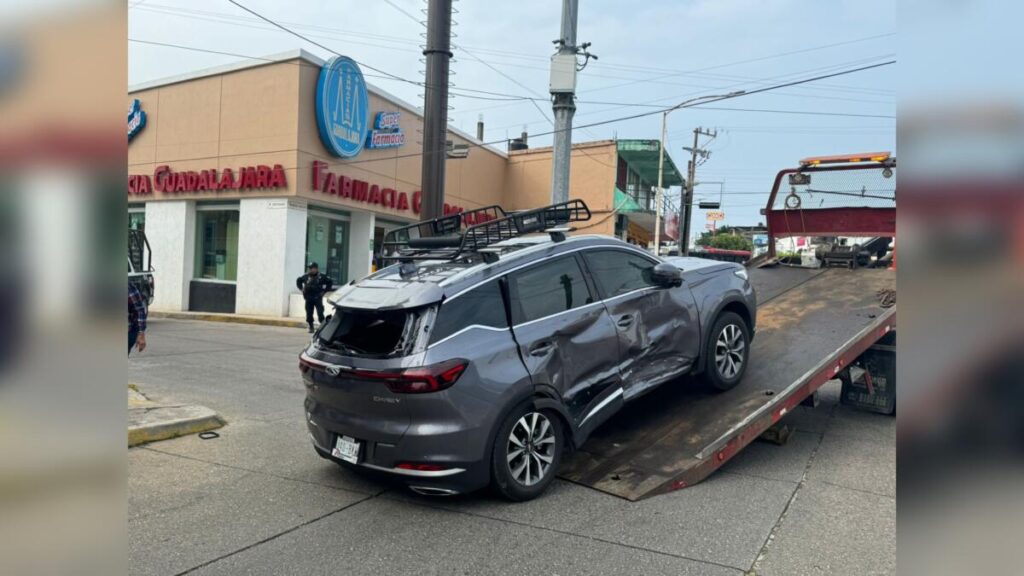 Choque de ambulancia y camioneta deja dos personas lesionadas en Minatitlán.