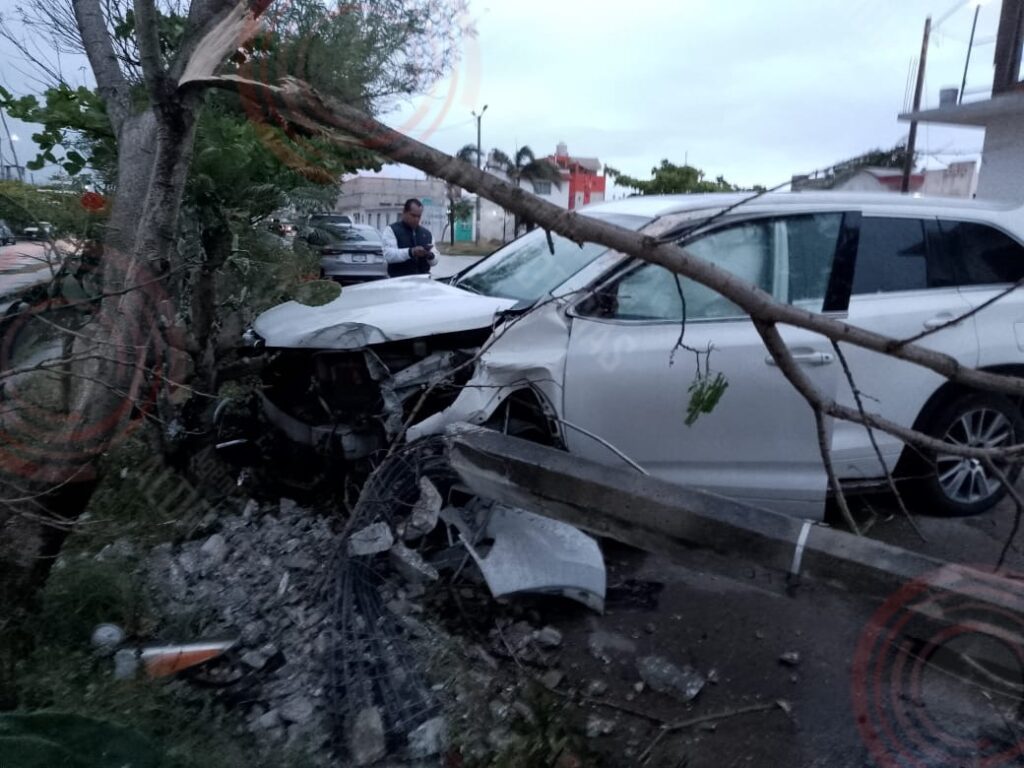 VIDEO: Camioneta pierde el control y derriba poste de alumbrado público en Coatzacoalcos.
