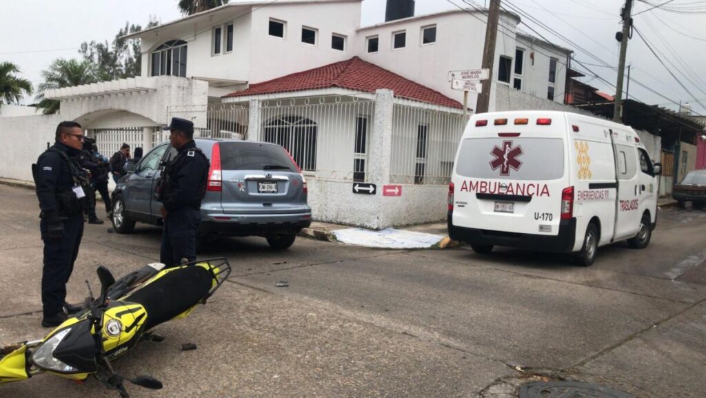 Motociclista resulta con fuertes golpes tras choque con camioneta en Minatitlán. 
