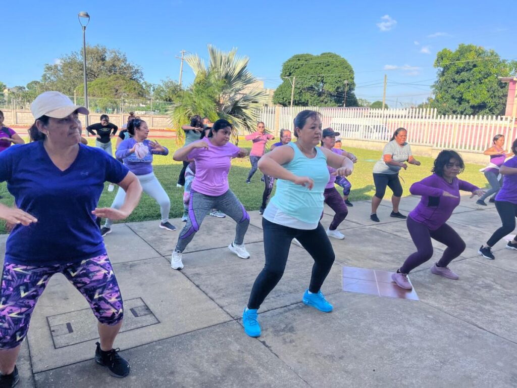 En Cosoleacaque, el gobierno municipal reanuda clases gratuitas de zumba para todos