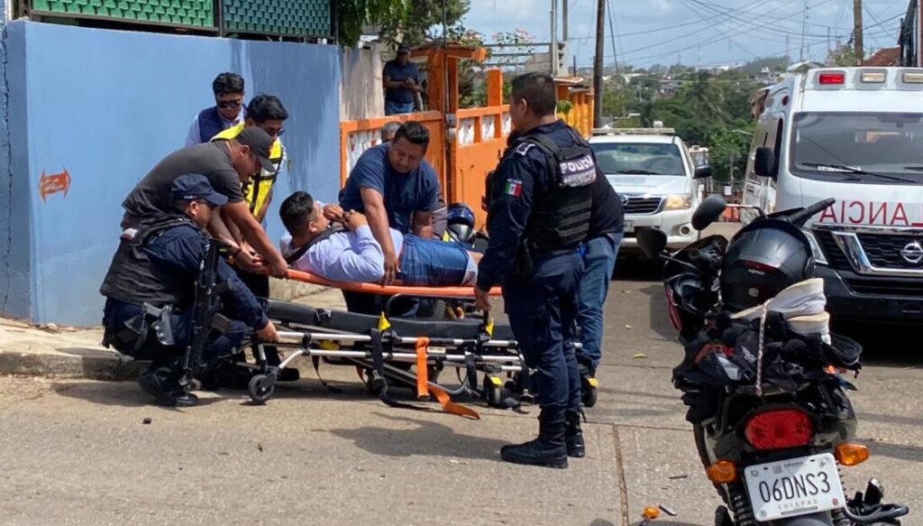 Vehículo embiste a motociclista dejándolo con fuertes heridas en Minatitlán.