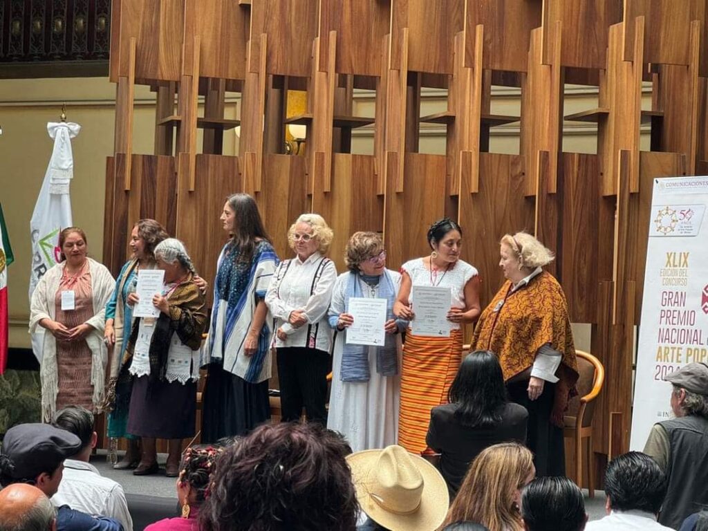 Artesana de Cosoleacaque gana el primer lugar en el “Gran Premio Nacional de Arte” en la categoría de muñecos y juguetes populares en su edición número 49.