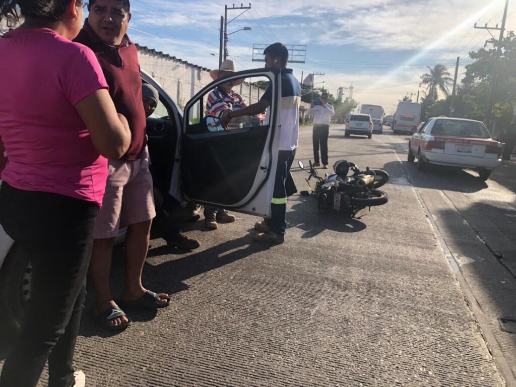 Conductor de taxi embiste a motociclista en Coatzacoalcos.