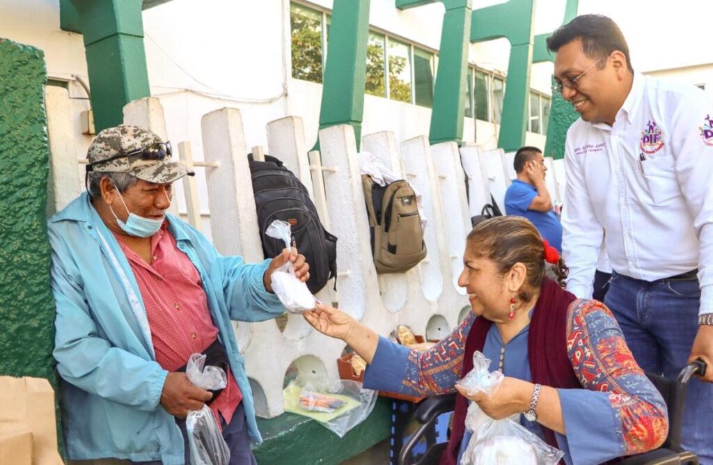 DIF Coatzacoalcos inicio el año con entrega de desayunos calientes a personas vulnerables.