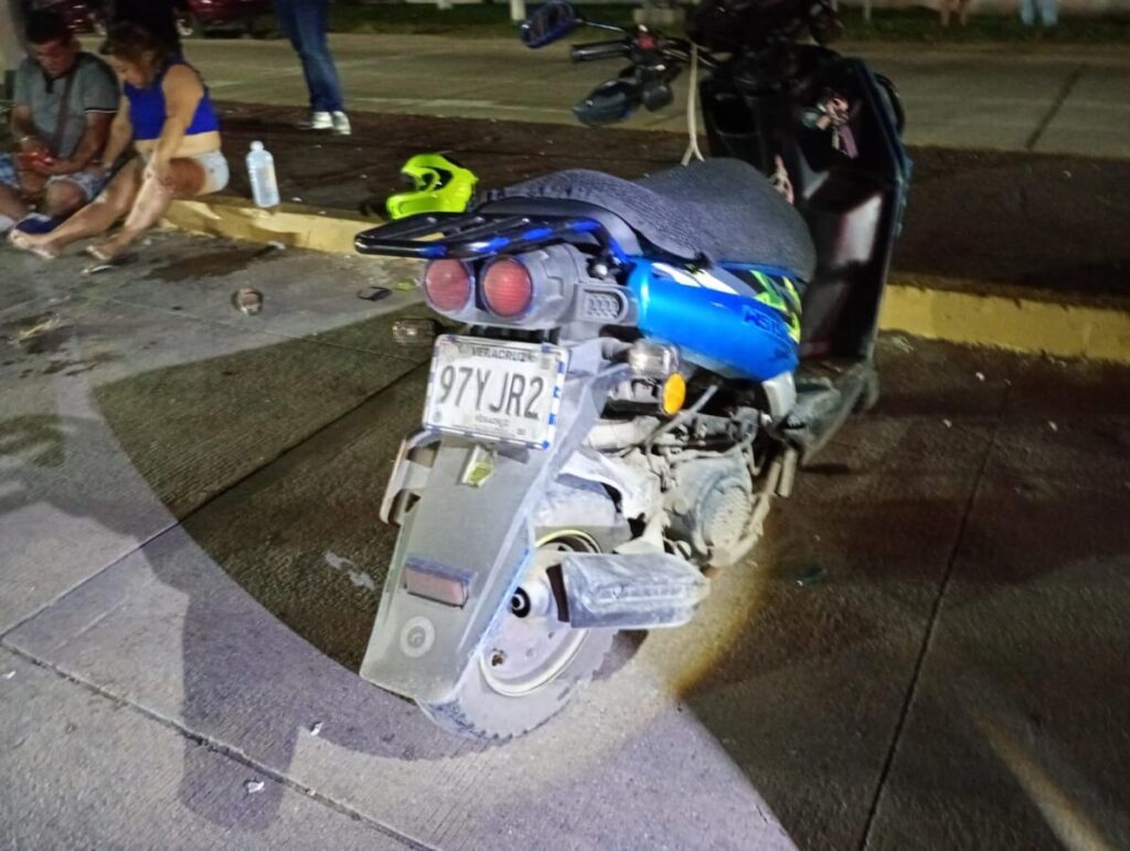 Camioneta impacta a pareja que circulaban en motocicleta en la colonia Electricista de Coatzacoalcos.