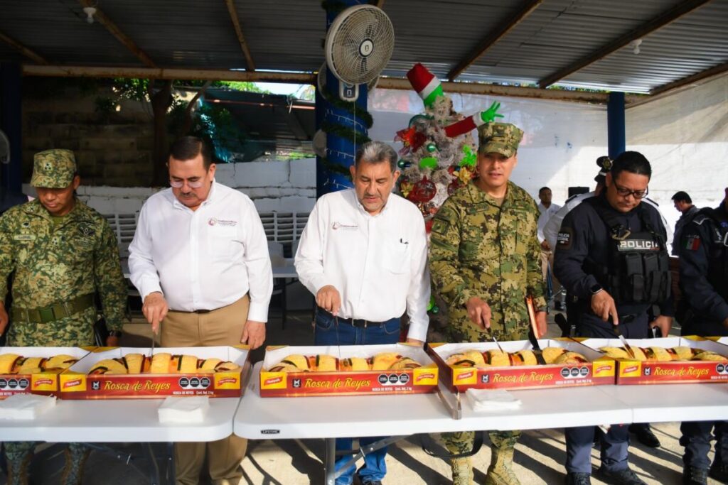 Celebra Amado Jesús Cruz Malpica con la Policía Municipal la tradicional Rosca de Reyes. Celebra Amado Jesús Cruz Malpica con la Policía Municipal la tradicional Rosca de Reyes.