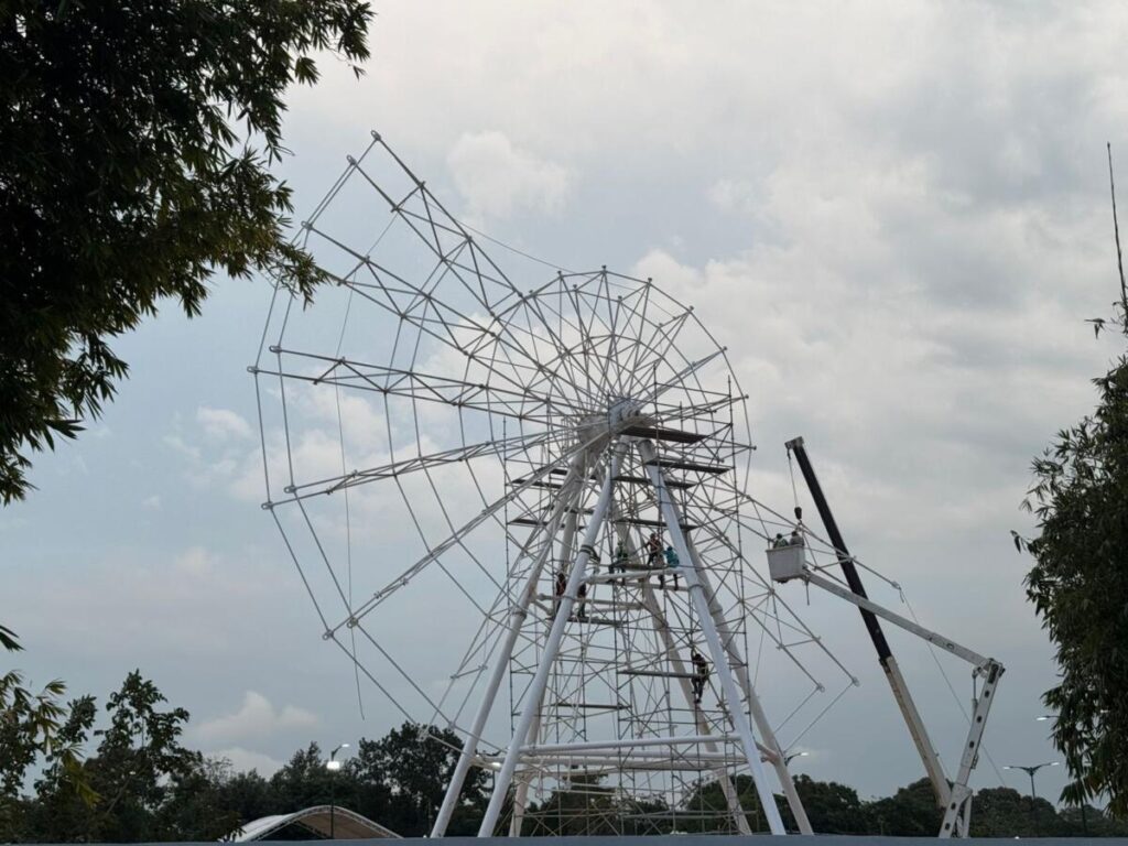 La única rueda de la fortuna de Veracruz, la están instalando en Cosoleacaque. La única rueda de la fortuna de Veracruz, la están instalando en Cosoleacaque.