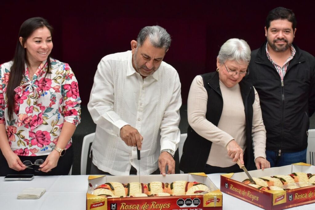 Comparte Amado Cruz Malpica la tradicional Rosca de Reyes con comunicadores. Comparte Amado Cruz Malpica la tradicional Rosca de Reyes con comunicadores.