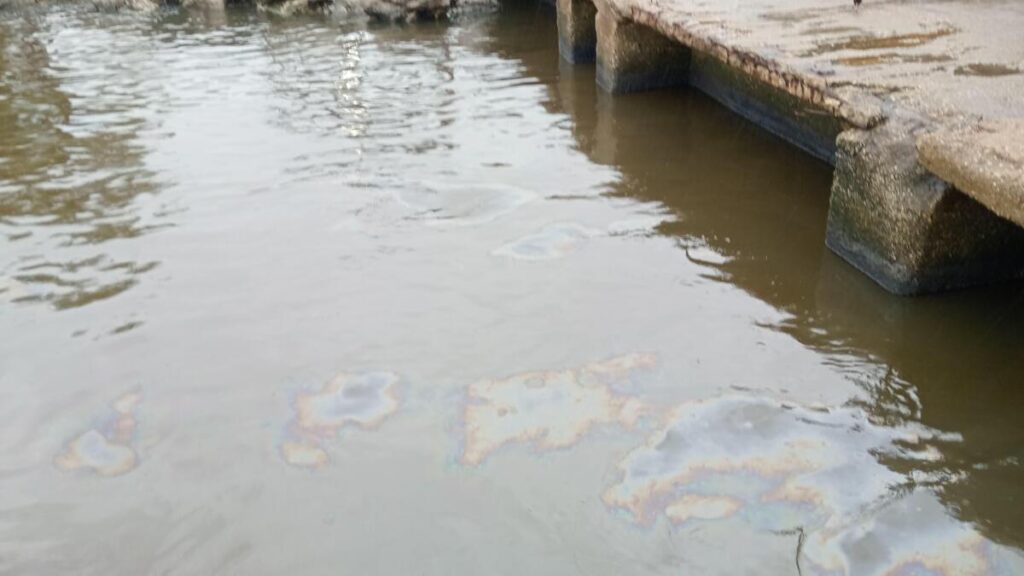 Recalan manchas con olor a hidrocarburo en el río Coatzacoalcos. Recalan manchas con olor a hidrocarburo en el río Coatzacoalcos.