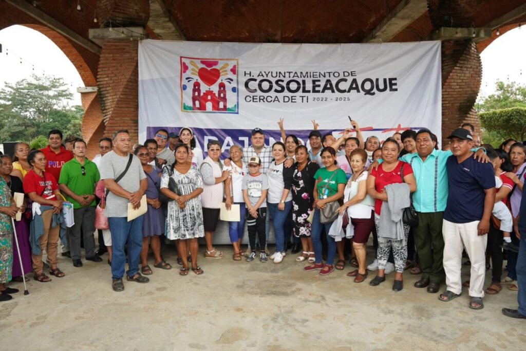 Ponciano Vázquez Parissi entrega apoyos a escuelas e iglesias.