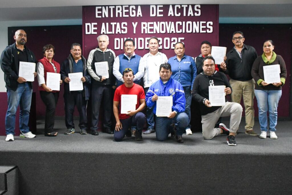 Coatzacoalcos concluye con éxito entrega de actas constitutivas a entrenadores y dirigentes deportivos.