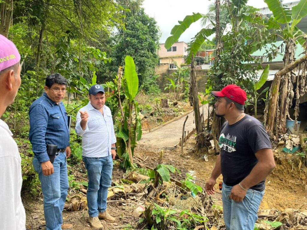 Ponciano Vázquez Parissi supervisa obras en construcción en Cosoleacaque. Ponciano Vázquez Parissi supervisa obras en construcción en Cosoleacaque.