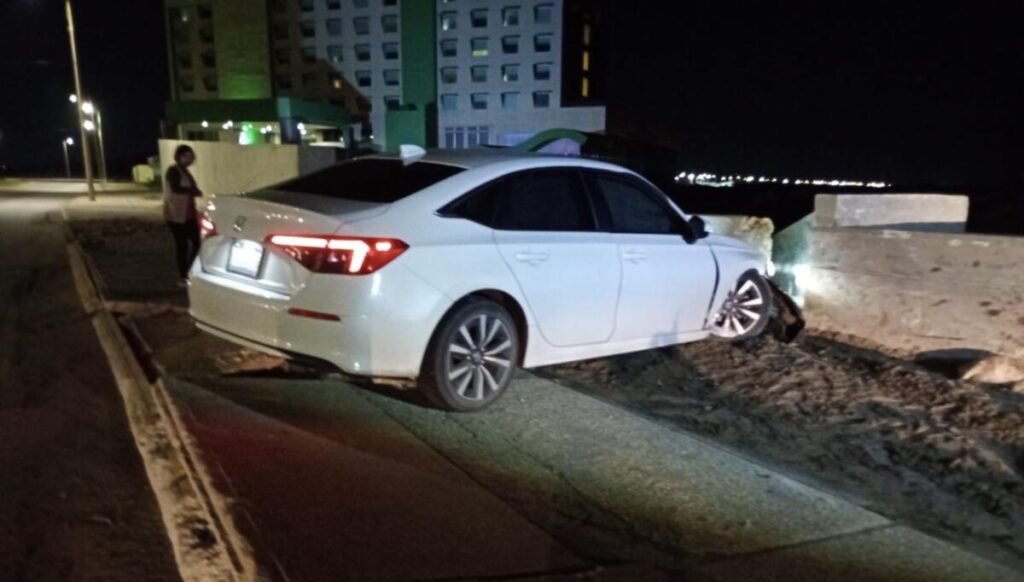 Chocan y abandonan automóvil en el Malecón de Coatzacoalcos.