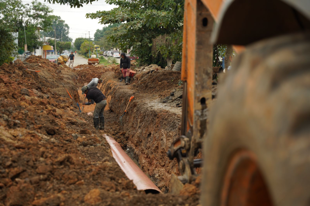 El H. Ayuntamiento de Cosoleacaque efectúa trabajos de rehabilitación de drenaje sanitario en diferentes puntos del municipio.