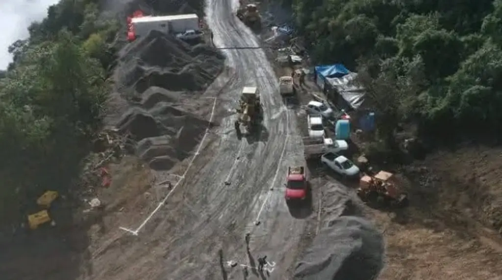 Tras 3 meses, reabrirán camino provisional para flujo vehicular en la Orizaba-Puebla. Tras 3 meses, reabrirán camino provisional para flujo vehicular en la Orizaba-Puebla.