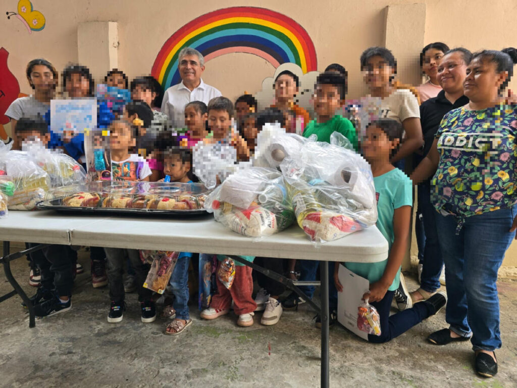 Miguel Pintos, entrega apoyo humanitario a sectores vulnerables en Coatzacoalcos. Miguel Pintos, entrega apoyo humanitario a sectores vulnerables en Coatzacoalcos.