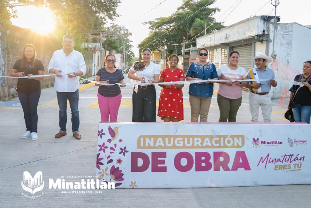 Carmen Medel inaugura pavimentación de la Calle Leonardo Da Vinci en la colonia Chapala de Minatitlán.