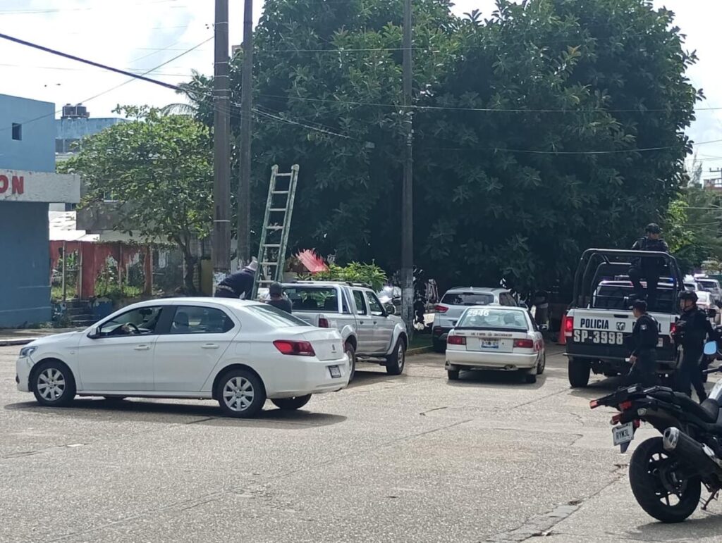 VIDEO:Retiran cámaras de videovigilancia ilegales durante operativo en Coatzacoalcos.