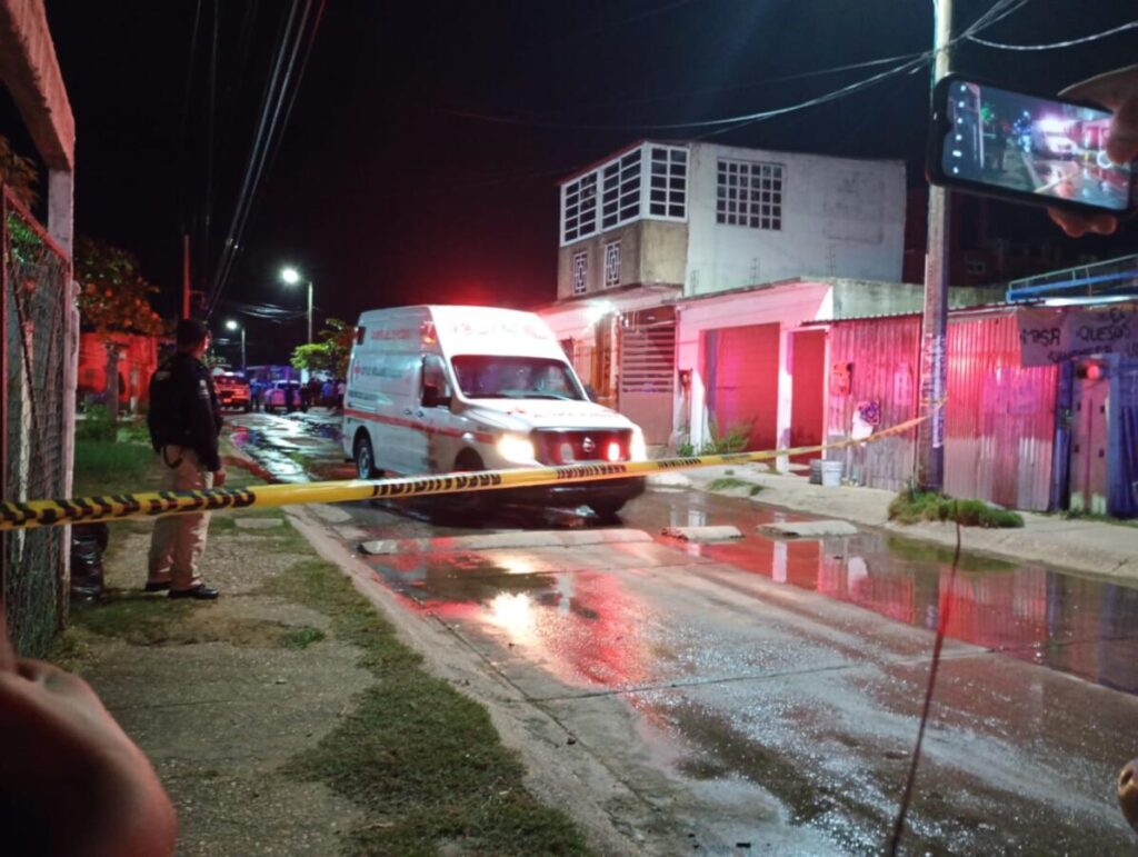 VIDEO: Ej3cut@n a masculino en el fraccionamiento Paraíso Las Dunas, al poniente de Coatzacoalcos.