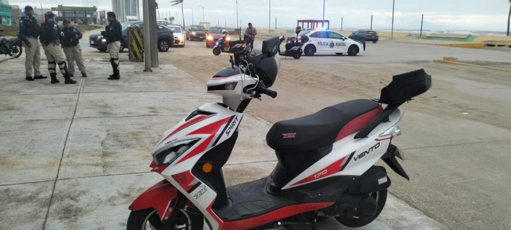 Accidente en el malecón de Coatzacoalcos a causa de  arena acumulada