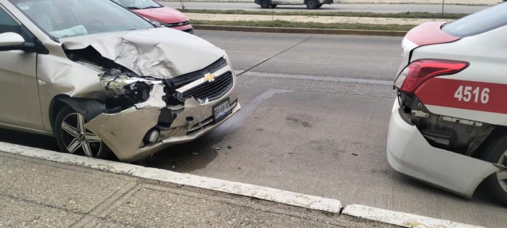 Dama chocó contra taxi estacionado y ocasiona cuantiosos daños