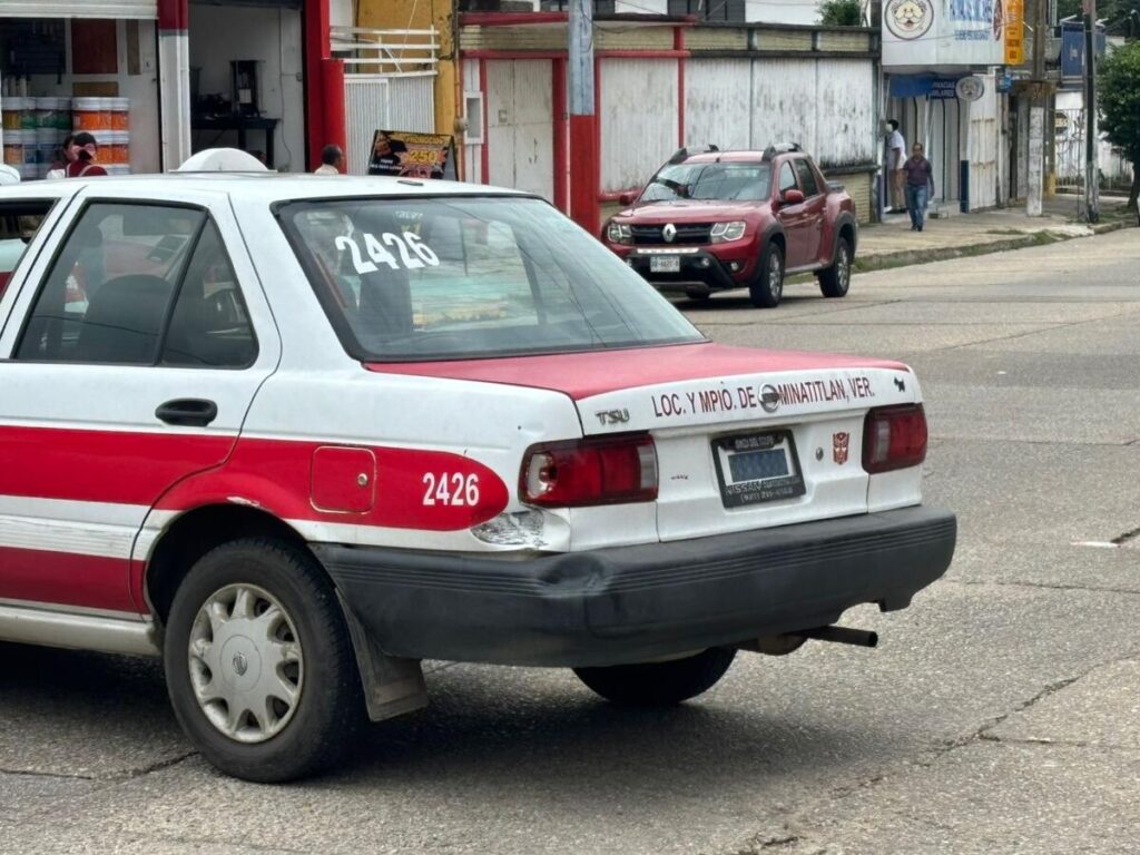 Taxista y camioneta particular colisionan en la calle Cuauhtémoc de Minatitlán