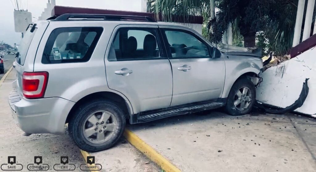 Camioneta Ford Escape choca contra barda del Complejo Petroquímico entre Minatitlán y Cosoleacaque