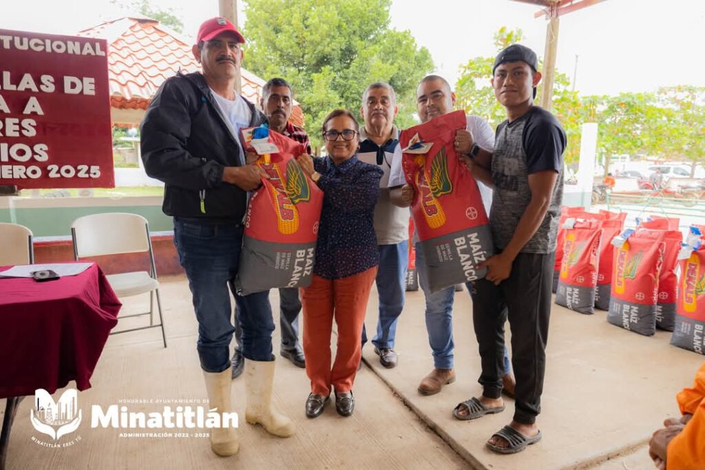 Por gestiones de Carmen Medel ante la SEDARPA, productores reciben bultos de semillas de maíz híbrido Por gestiones de Carmen Medel ante la SEDARPA, productores reciben bultos de semillas de maíz híbrido