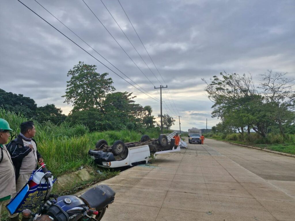 Volcó camioneta en la zona industrial de Coatzacoalcos