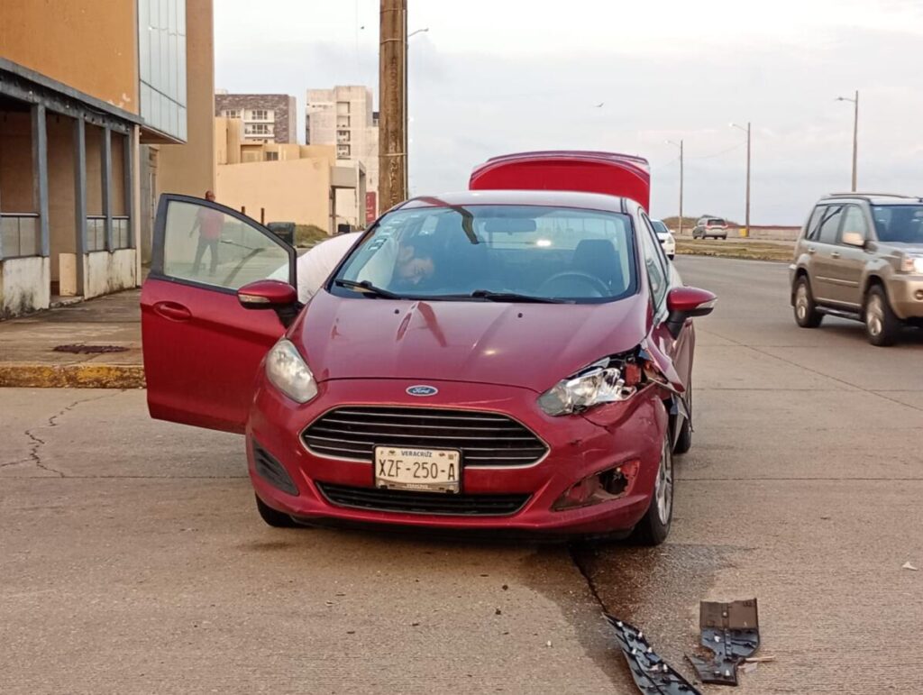Colisionan particulares en la colonia Paraíso de Coatzacoalcos Colisionan particulares en la colonia Paraíso de Coatzacoalcos