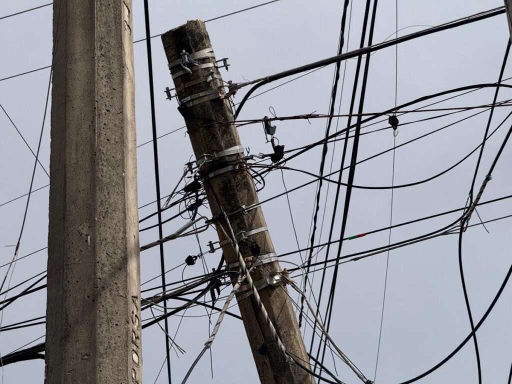 Vecinos alertan sobre peligro por poste de concreto a punto de colapsar en la colonia Benito Juárez Norte de Coatzacoalcos Vecinos alertan sobre peligro por poste de concreto a punto de colapsar en la colonia Benito Juárez Norte de Coatzacoalcos