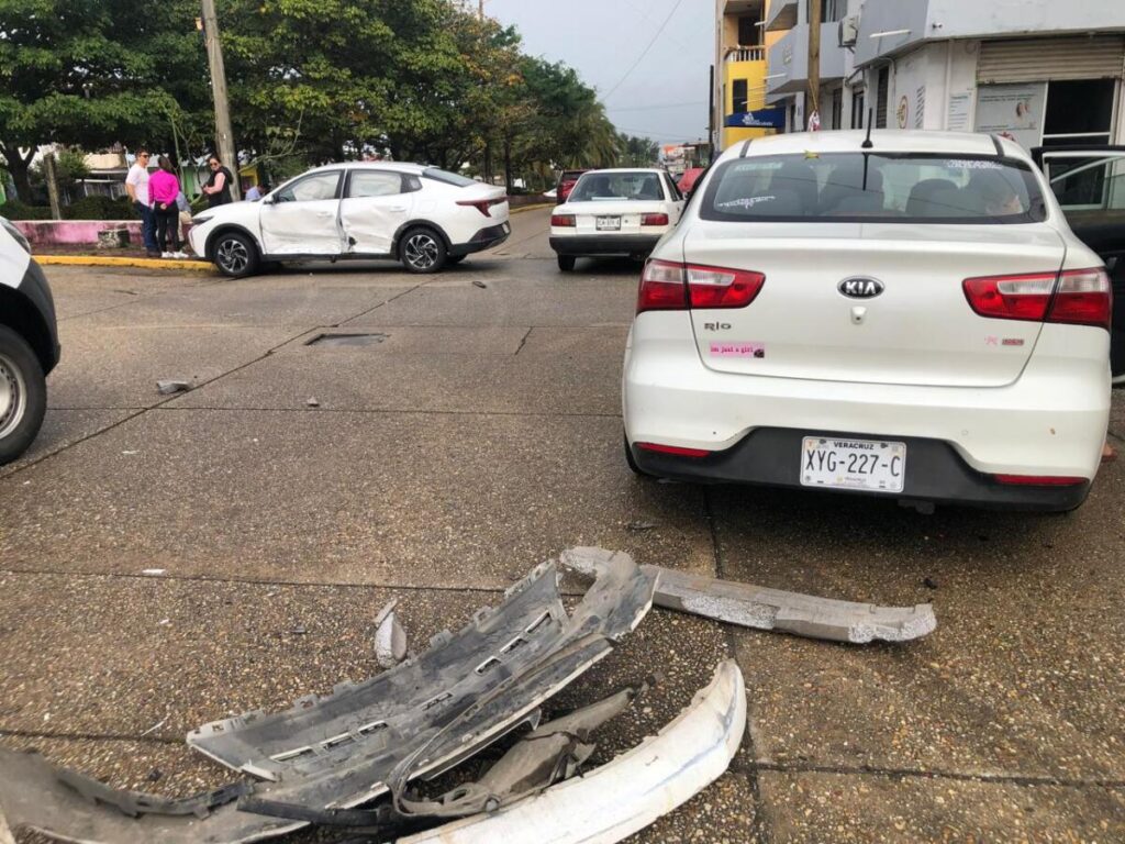 Colisión de particulares  en Col. Ávila Camacho de Coatzacoalcos, deja solo daños materiales