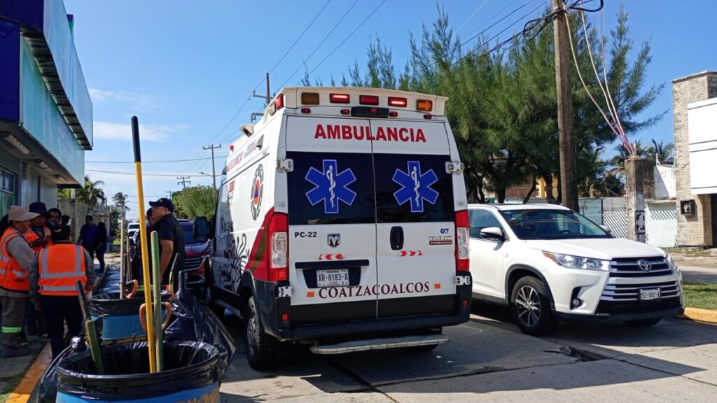 Fuerte colisión en el centro de Coatzacoalcos, sale lesionado trabajador de Limpia Pública Fuerte colisión en el centro de Coatzacoalcos, sale lesionado trabajador de Limpia Pública