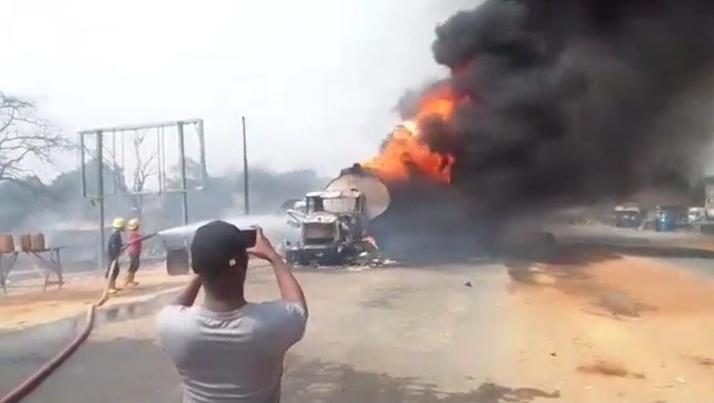 Mueren 70 personas en Nigeria por explosión de camión con gasolina; la mayoría de los muertos intentaba robar combustible Mueren 70 personas en Nigeria por explosión de camión con gasolina; la mayoría de los muertos intentaba robar combustible