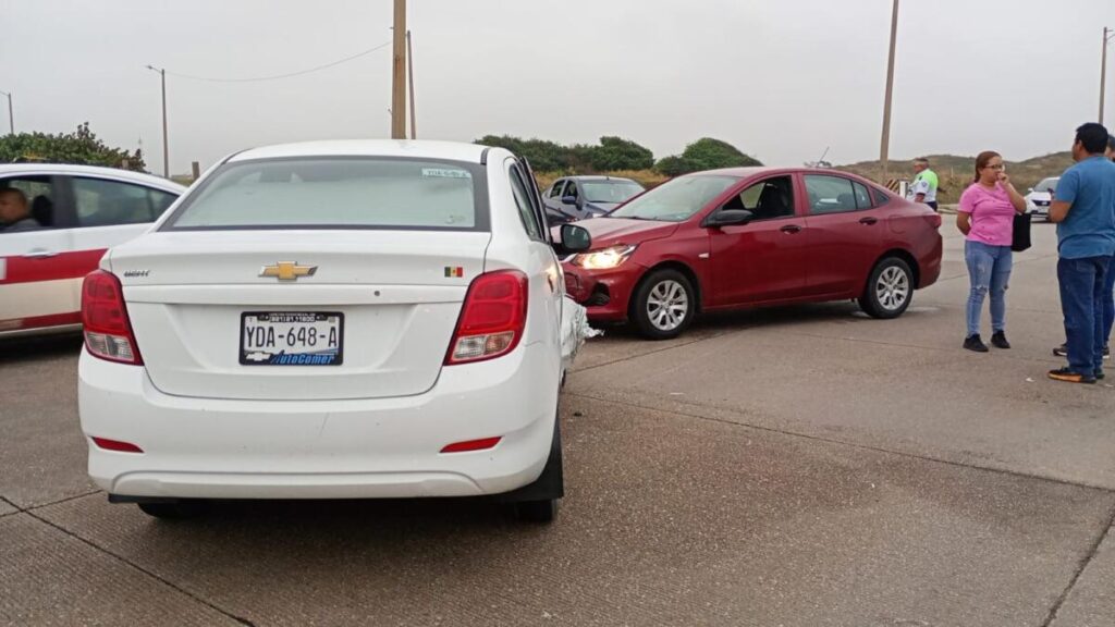 Aparatoso choque en zona poniente de Coatzacoalcos deja solo daños materiales 