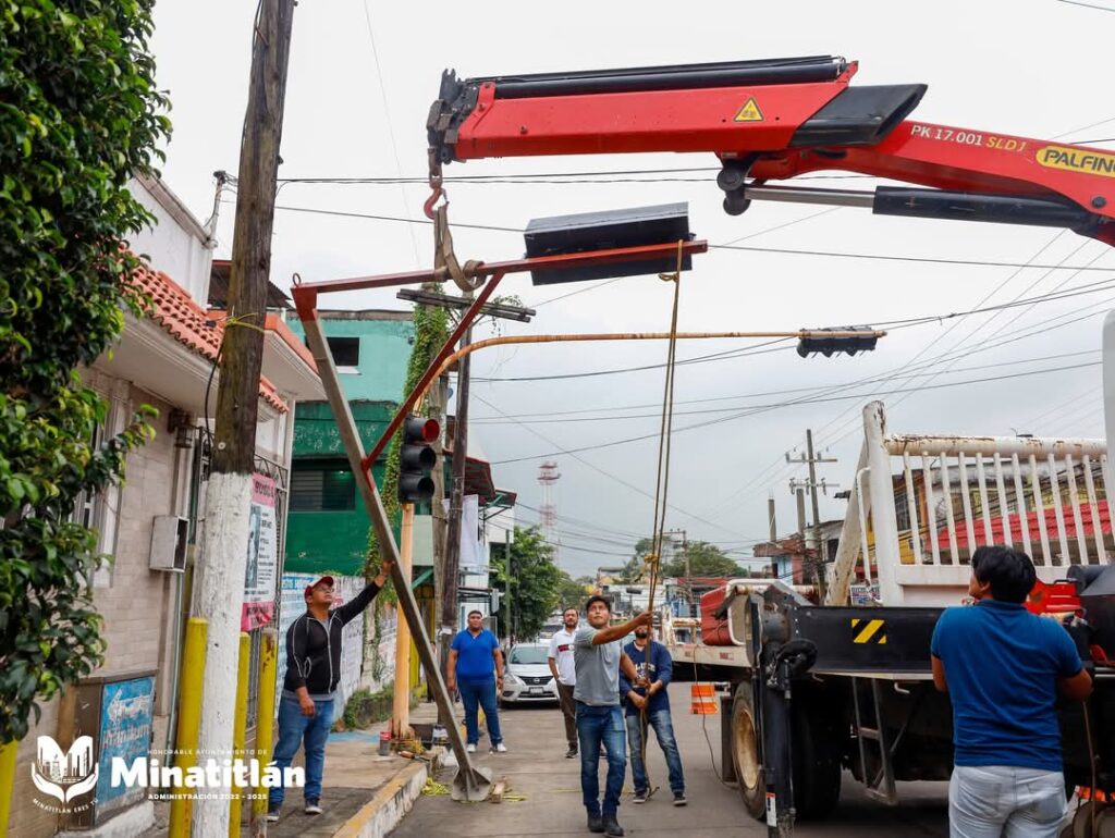 Cambio de Semáforo en la Avenida Justo Sierra y Lerdo de Tejada de Minatitlán Cambio de Semáforo en la Avenida Justo Sierra y Lerdo de Tejada de Minatitlán