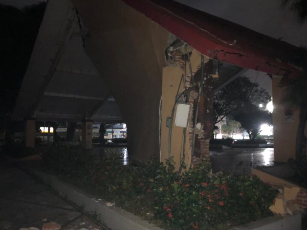 Se fracturan pilares del SUM del parque Independencia en Coatzacoalcos Se fracturan pilares del SUM del parque Independencia en Coatzacoalcos