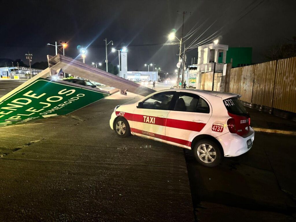 Vientos del FF 24 derriban señalamiento y cae sobre un taxi en Coatzacoalcos Vientos del FF 24 derriban señalamiento y cae sobre un taxi en Coatzacoalcos