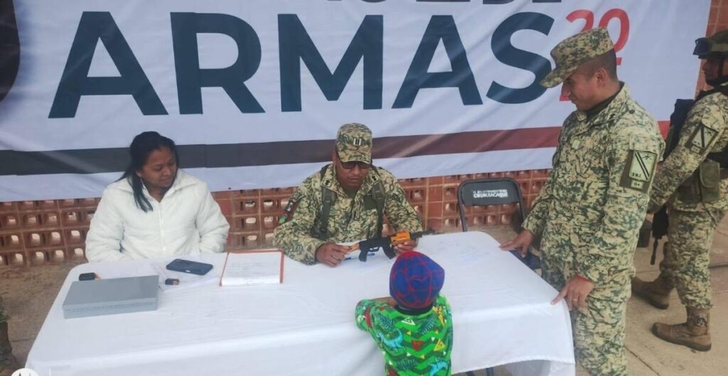 Un niño de cinco años entrega su arma de juguete a militares en Cosoleacaque.
