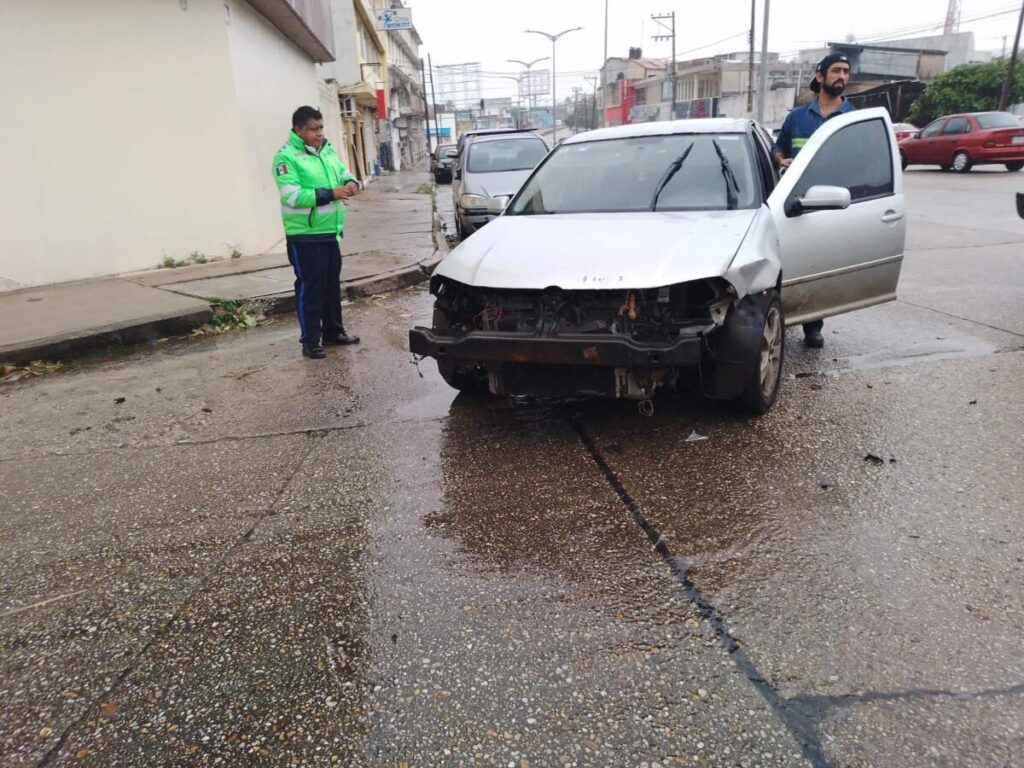 Choca camioneta contra auto en la colonia Ávila Camacho de Coatzacoalcos, solo daños materiales