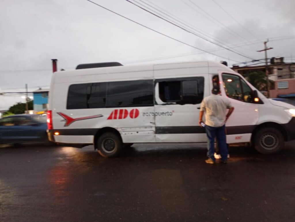 Accidente frente a la Colonia El Tesoro en Coatzacoalcos, solo daños materiales.