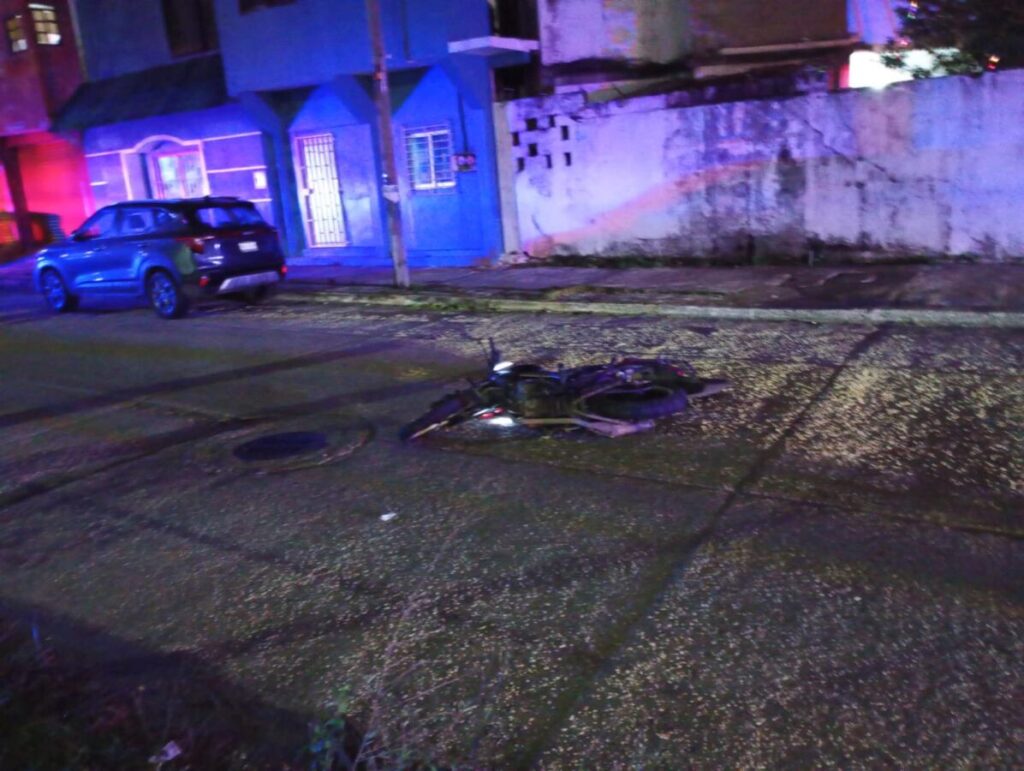Disparan, derrapan y abandonan moto en la colonia Manuel Ávila Camacho de Coatzacoalcos