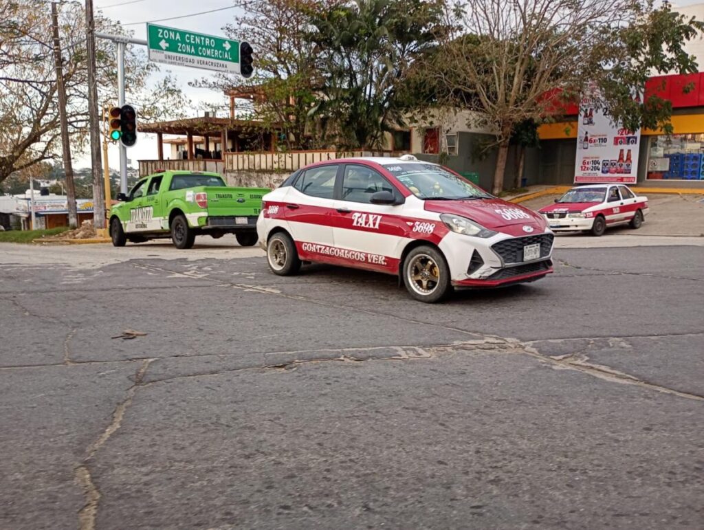 Falla en semáforos provoca accidente en Av. Universidad esquina Av. Uno en Coatzacoalcos