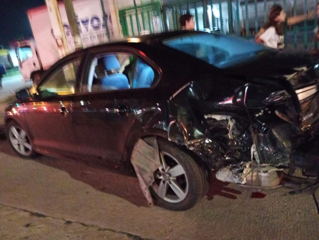 Aparatoso accidente sobre UV en Coatzacoalcos , dama lesionada y daños por casi 100 mil pesos