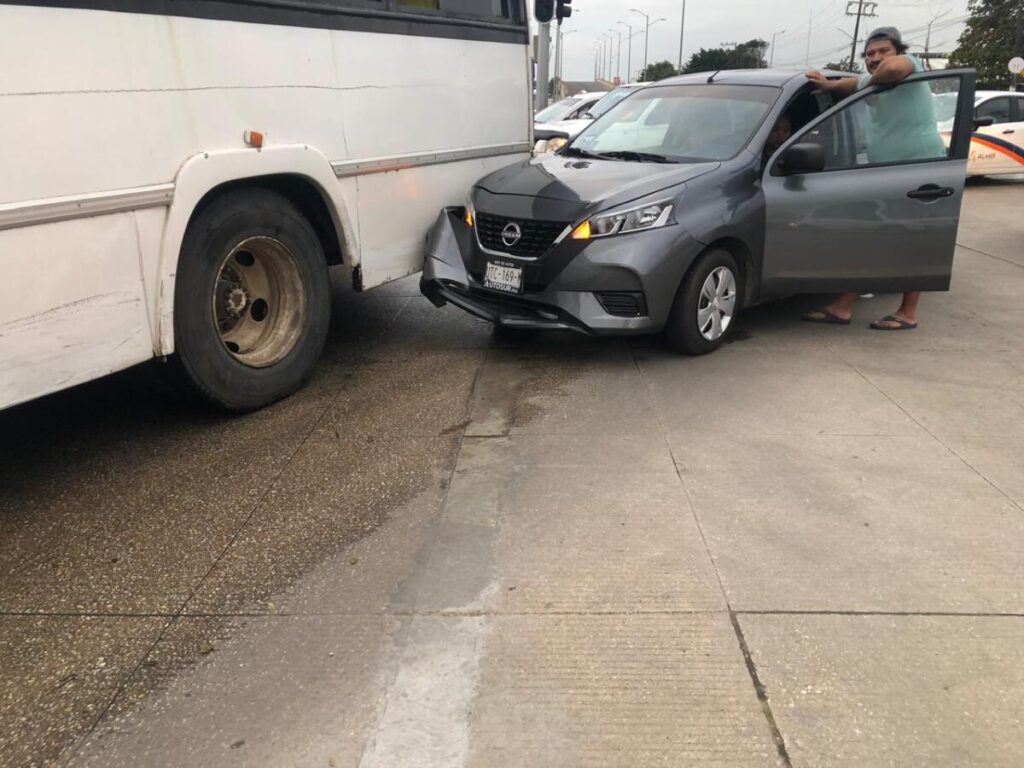 Camión de personal contra auto frente a la Col. Ejidal de Coatzacoalcos Camión de personal contra auto frente a la Col. Ejidal de Coatzacoalcos