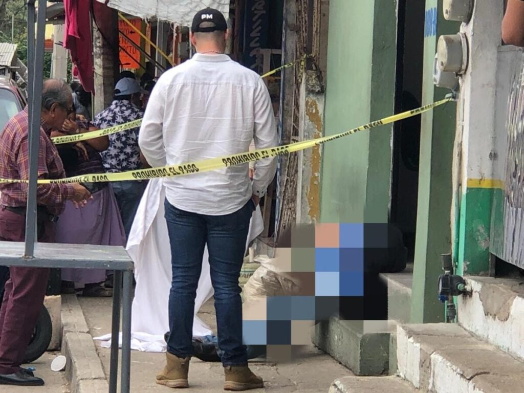 Hombre mu3r3 en calle de la Col. Emiliano Zapata de Coatzacoalcos