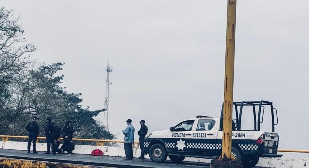 Ciudadanos Evitan Tragedia en el Puente de Ixhuatlán del Sureste. Ciudadanos Evitan Tragedia en el Puente de Ixhuatlán del Sureste.
