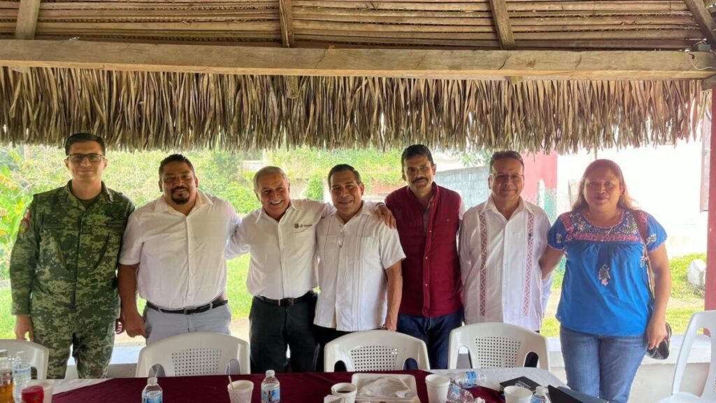 Personal del 3.er Batallón de Infantería asiste a mesa de seguridad en Chinameca.