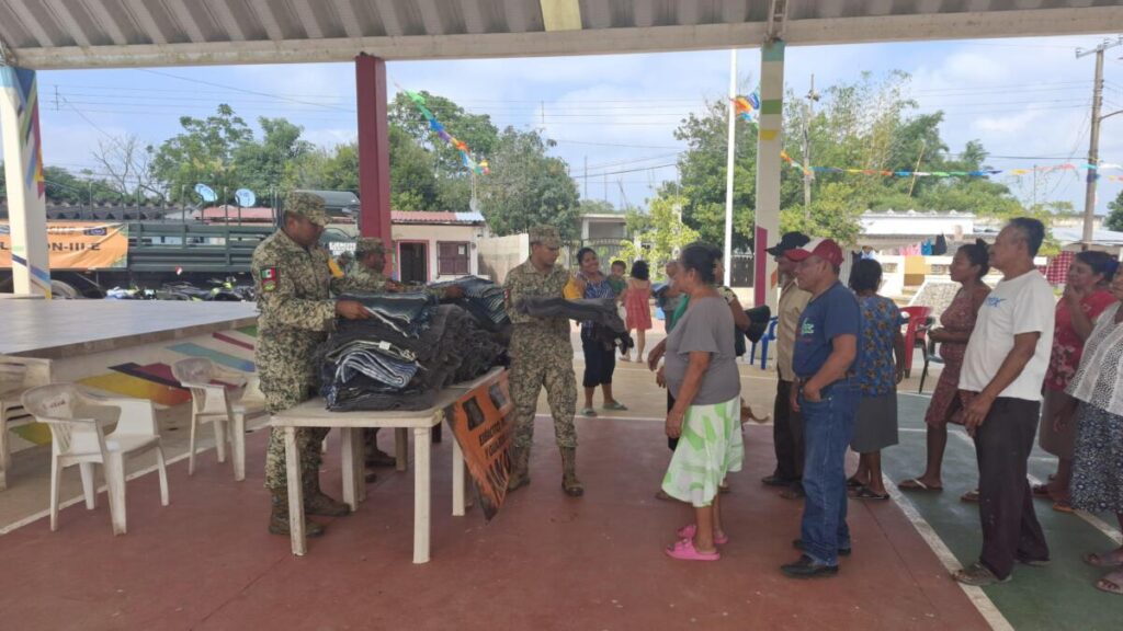 Ejército Mexicano brinda apoyo a familias de Jáltipan ante bajas temperaturas.